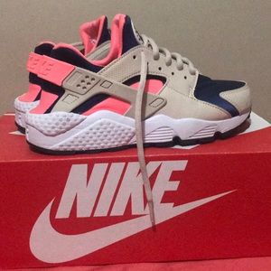 Nike huaraches that have only been worn once